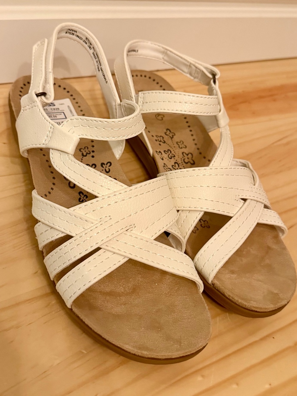 BareTraps Women's Jadra Fisherman Sandal
